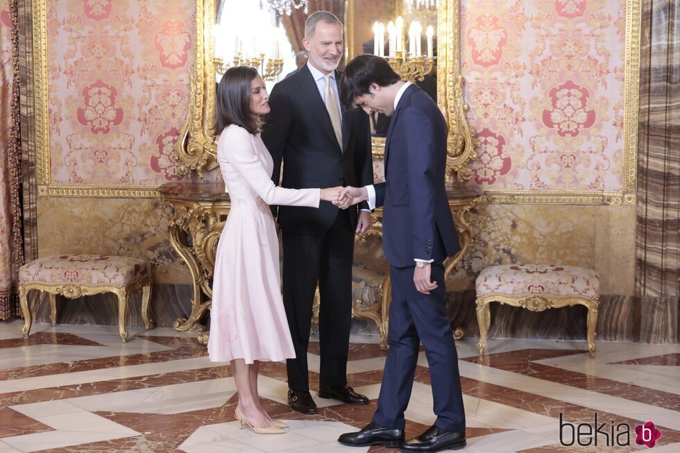 Alfonso Goizueta hace la reverencia a los Reyes Felipe y Letizia en el almuerzo por el Premio Cervantes 2023