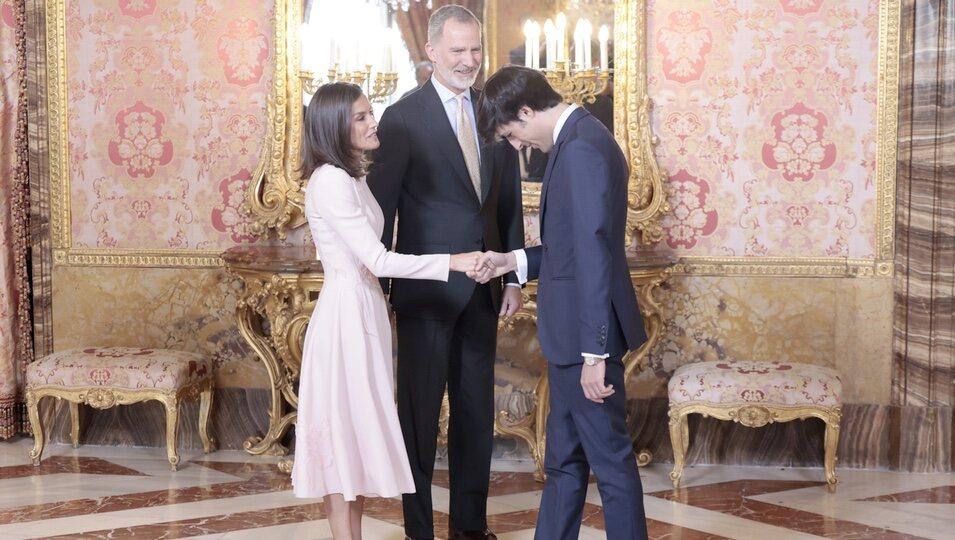 Alfonso Goizueta hace la reverencia a los Reyes Felipe y Letizia en el almuerzo por el Premio Cervantes 2023