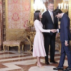 Alfonso Goizueta hace la reverencia a los Reyes Felipe y Letizia en el almuerzo por el Premio Cervantes 2023