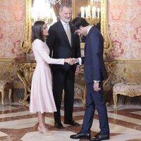 Alfonso Goizueta hace la reverencia a los Reyes Felipe y Letizia en el almuerzo por el Premio Cervantes 2023