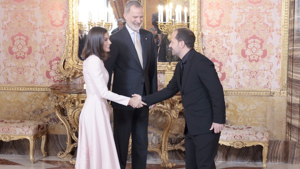 Ángel Martín saluda a los Reyes Felipe y Letizia en el almuerzo por el Premio Cervantes 2023