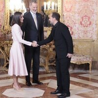 Ángel Martín saluda a los Reyes Felipe y Letizia en el almuerzo por el Premio Cervantes 2023