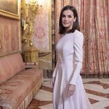 La Reina Letizia con un vestido rosa de Pedro del Hierro en el almuerzo por el Premio Cervantes 2023