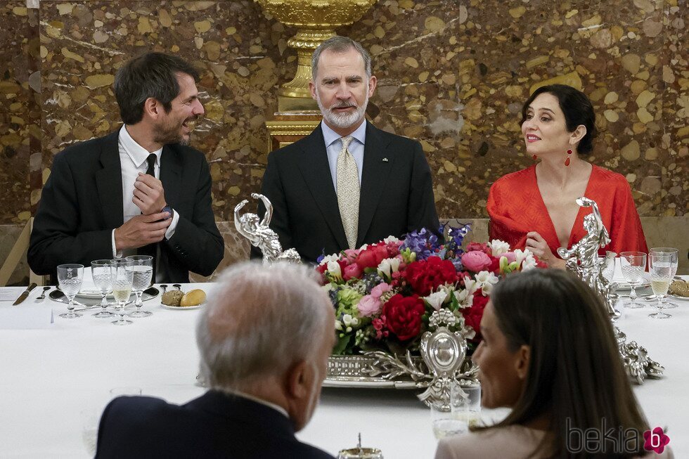 Ernest Urtasun, Felipe VI e Isabel Díaz Ayuso en el almuerzo por el Premio Cervantes 2023