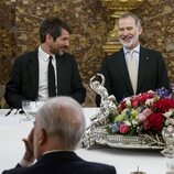 Ernest Urtasun, Felipe VI e Isabel Díaz Ayuso bromeando en el almuerzo por el Premio Cervantes 2023