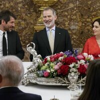 Ernest Urtasun, Felipe VI e Isabel Díaz Ayuso bromeando en el almuerzo por el Premio Cervantes 2023