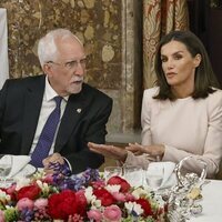 Luis Mateo Díez y la Reina Letizia hablando en el almuerzo por el Premio Cervantes 2023