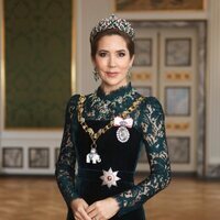 Mary de Dinamarca con la Tiara de Esmeraldas en su primer retrato oficial como Reina de Dinamarca