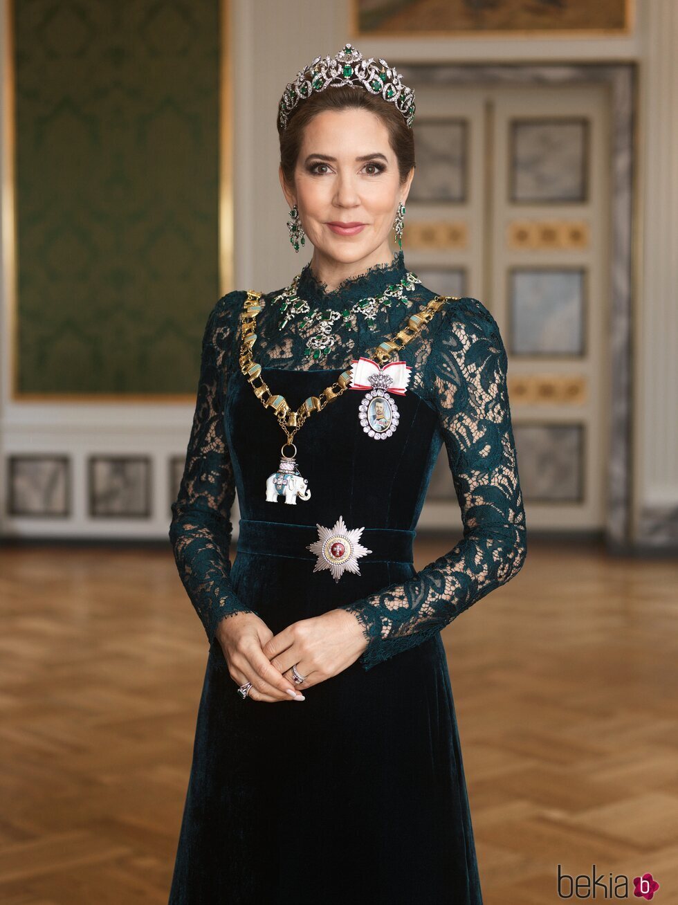 Mary de Dinamarca con la Tiara de Esmeraldas en su primer retrato oficial como Reina de Dinamarca