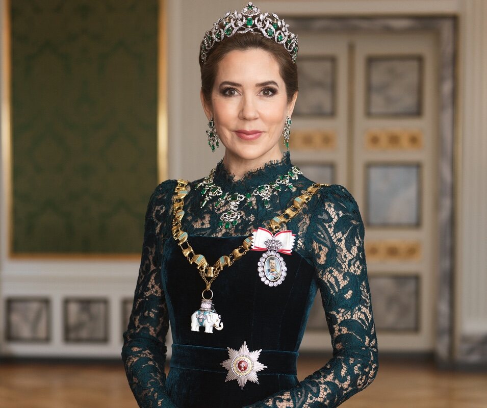 Mary de Dinamarca con la Tiara de Esmeraldas en su primer retrato oficial como Reina de Dinamarca