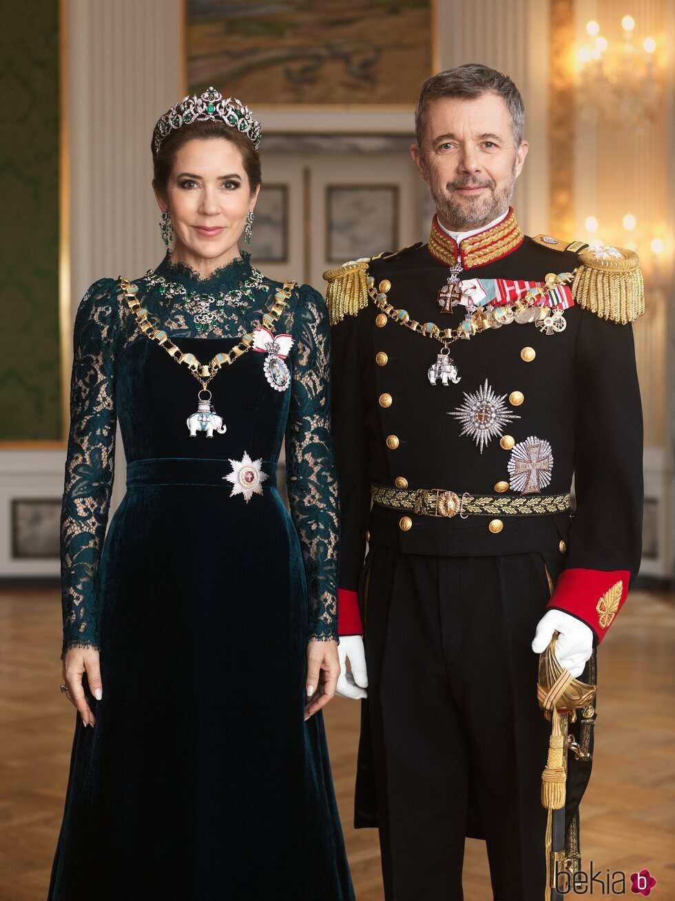 Primer retrato oficial de gala de Federico y Mary de Dinamarca como reyes