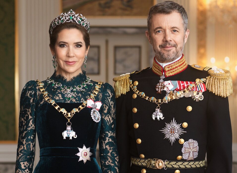 Primer retrato oficial de gala de Federico y María de Dinamarca como reyes