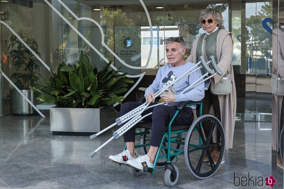 Joaquín Torres, a su salida del hospital tras recibir el alta