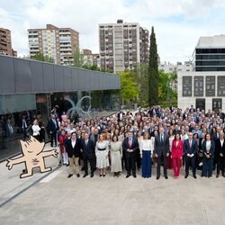 Los Reyes Felipe y Letizia con los deportistas en el acto conmemorativo de Barcelona 92