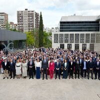 Los Reyes Felipe y Letizia con los deportistas en el acto conmemorativo de Barcelona 92