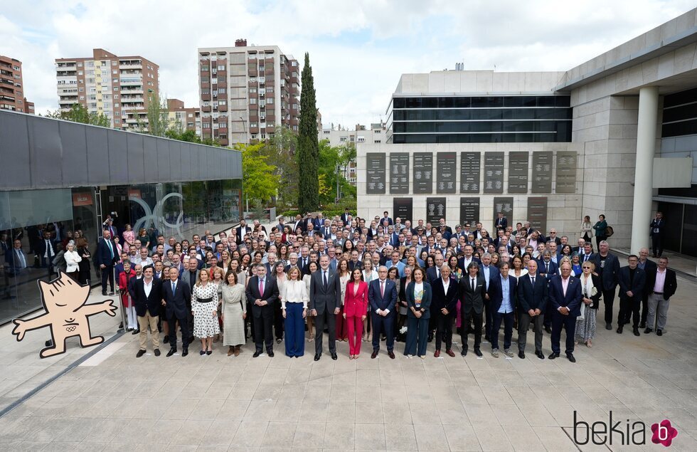 Los Reyes Felipe y Letizia con los deportistas en el acto conmemorativo de Barcelona 92