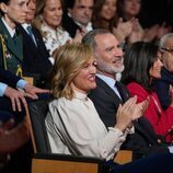 Los Reyes Felipe y Letizia, muy divertidos en el acto conmemorativo de Barcelona 92