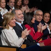 Los Reyes Felipe y Letizia, muy divertidos en el acto conmemorativo de Barcelona 92