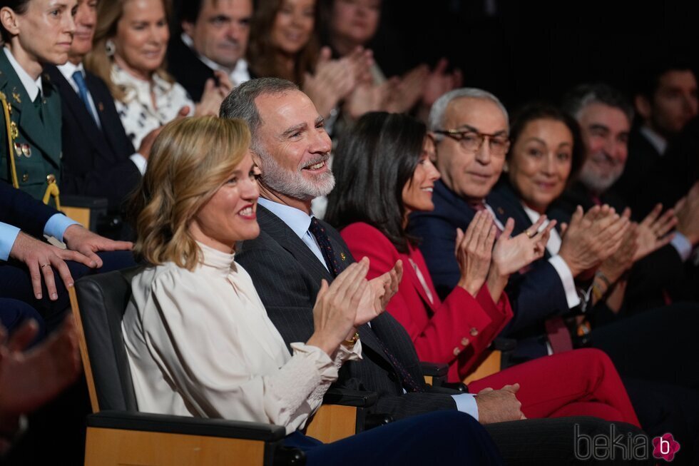 Los Reyes Felipe y Letizia, muy divertidos en el acto conmemorativo de Barcelona 92