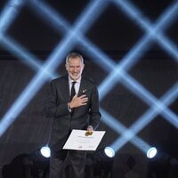 El Rey Felipe VI con el diploma conmemorativo y la tarjeta que le acredita como deportista olímpico en Barcelona 92