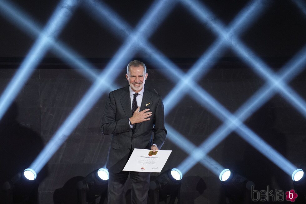 El Rey Felipe VI con el diploma conmemorativo y la tarjeta que le acredita como deportista olímpico en Barcelona 92