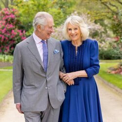 Los Reyes Carlos y Camilla en su 19 aniversario de boda