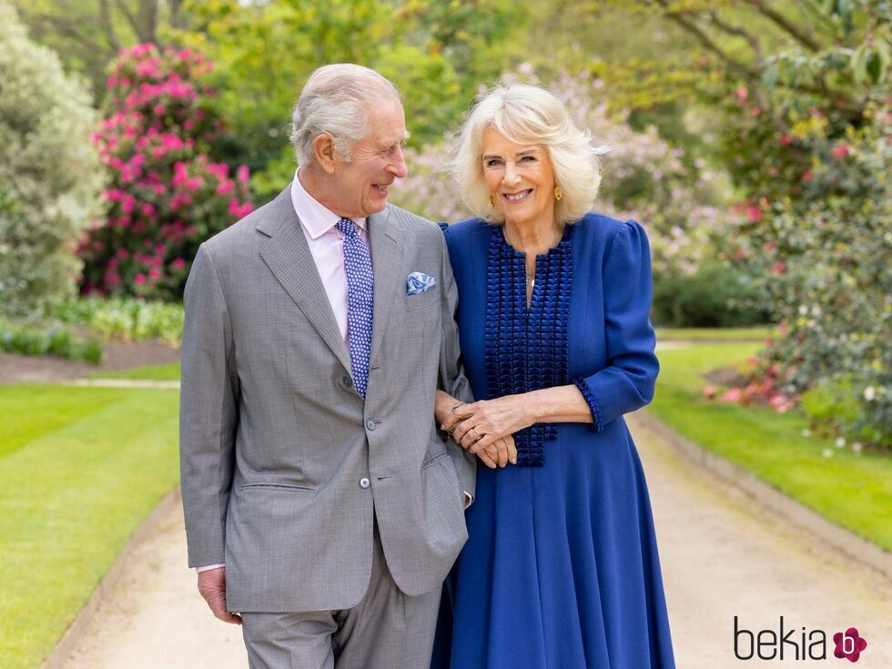 Los Reyes Carlos y Camilla en su 19 aniversario de boda