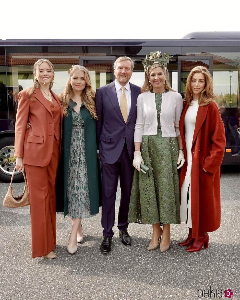 Guillermo Alejandro y Máxima de Holanda y sus hijas en el Palacio Huis ten Bosch en el Día del Rey 2024