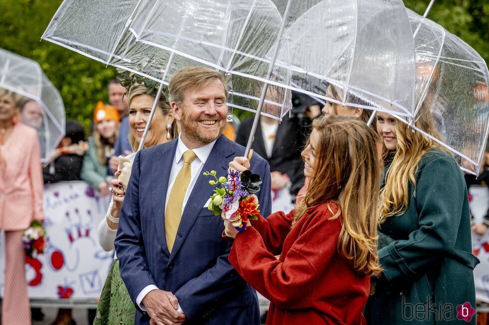 Guillermo Alejandro de Holanda y su hija Alexia de Holanda, muy divertidos en el Día del Rey 2024