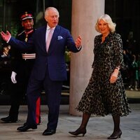 El Rey Carlos III, muy animado junto a la Reina Camilla en su vuelta a los actos oficiales