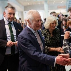 Los Reyes Carlos y Camilla saludando a la gente en el Centro Oncológico Macmillan de Londres