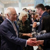 Los Reyes Carlos y Camilla saludando a la gente en el Centro Oncológico Macmillan de Londres