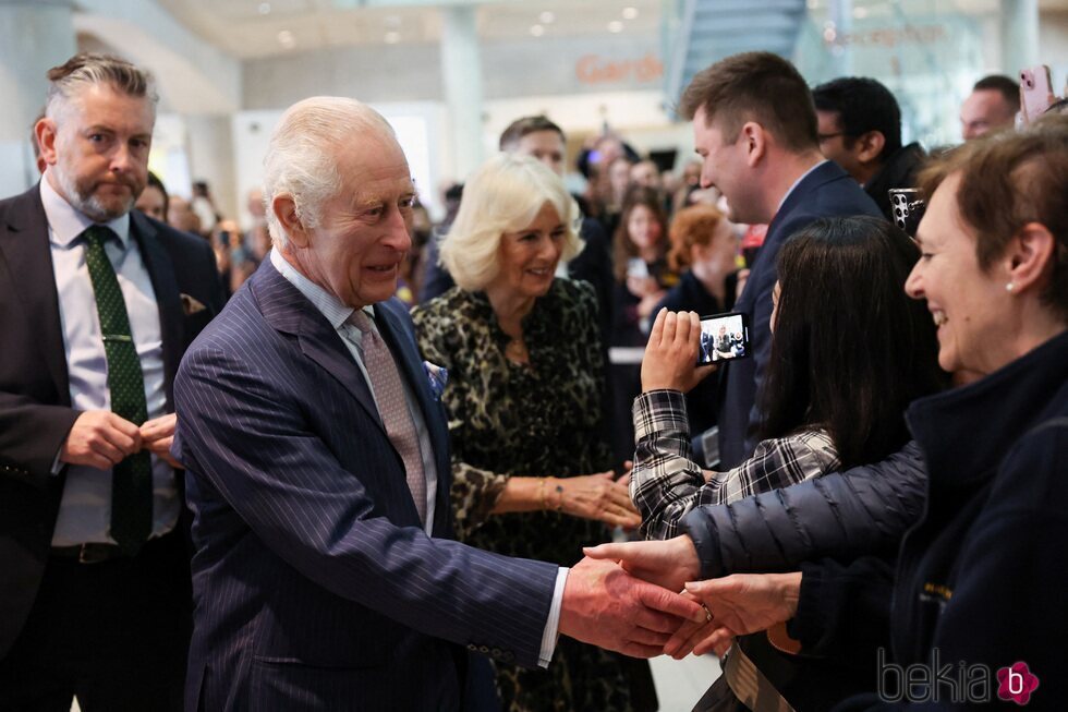 Los Reyes Carlos y Camilla saludando a la gente en el Centro Oncológico Macmillan de Londres