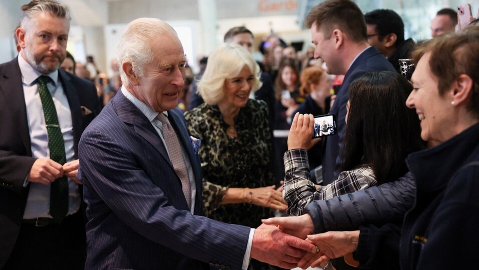 Los Reyes Carlos y Camilla saludando a la gente en el Centro Oncológico Macmillan de Londres