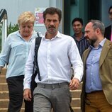 Rodolfo Sancho, Carmen Balfagón y Ramón Chippirrás saliendo del Tribunal de Koh Samui durante el juicio a Daniel Sancho