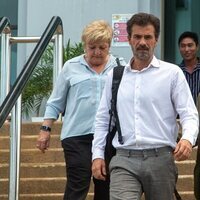 Rodolfo Sancho, Carmen Balfagón y Ramón Chippirrás saliendo del Tribunal de Koh Samui durante el juicio a Daniel Sancho