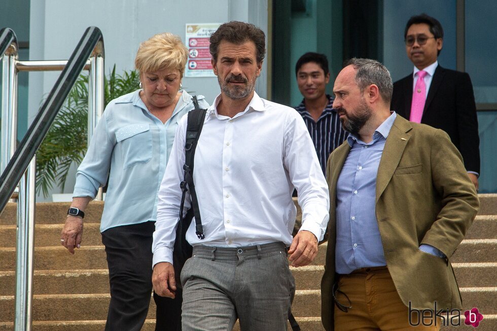 Rodolfo Sancho, Carmen Balfagón y Ramón Chippirrás saliendo del Tribunal de Koh Samui durante el juicio a Daniel Sancho