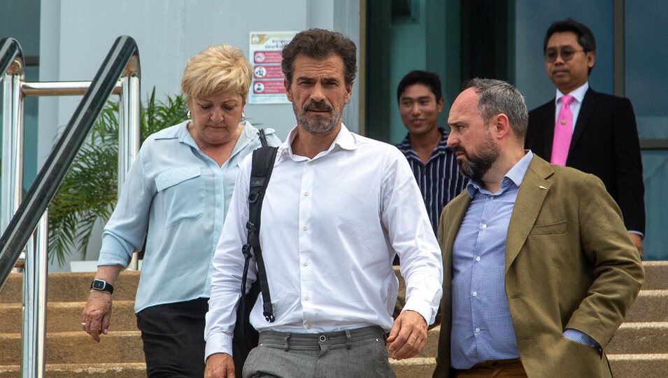 Rodolfo Sancho, Carmen Balfagón y Ramón Chippirrás saliendo del Tribunal de Koh Samui durante el juicio a Daniel Sancho