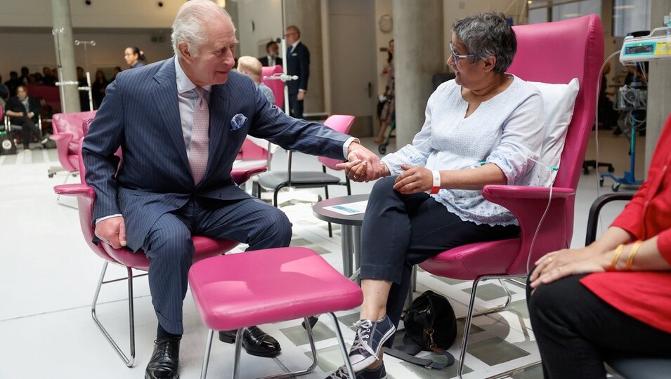 El Rey Carlos III coge de la mano a una paciente con cáncer en el Centro Oncológico Macmillan