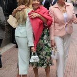 Ana Obregón saluda a su hermana Celia García Obregón en la boda de Javier García-Obregón y Eugenia Gil