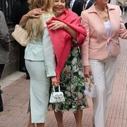 Ana Obregón saluda a su hermana Celia García Obregón en la boda de Javier García-Obregón y Eugenia Gil