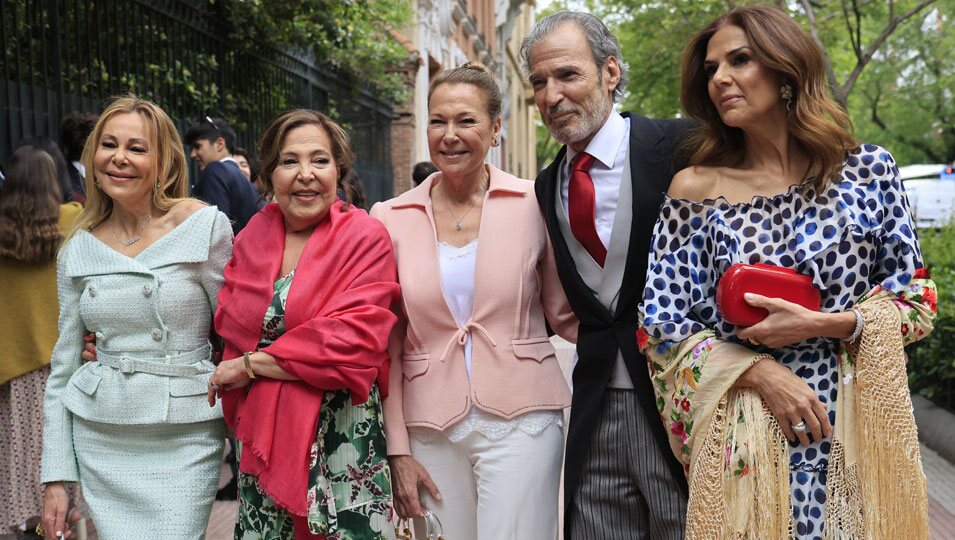 Ana Obregón, sus hermanos Celia, Amalia y Javier García Obregón y María Thevenet en la boda de Javier García-Obregón y Eugenia Gil