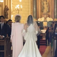 Eugenia Gil yendo hacia al altar del brazo de su madre en su boda con Javier García-Obregón