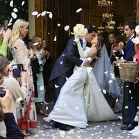 Javier García-Obregón y Eugenia Gil se dan un beso en su boda