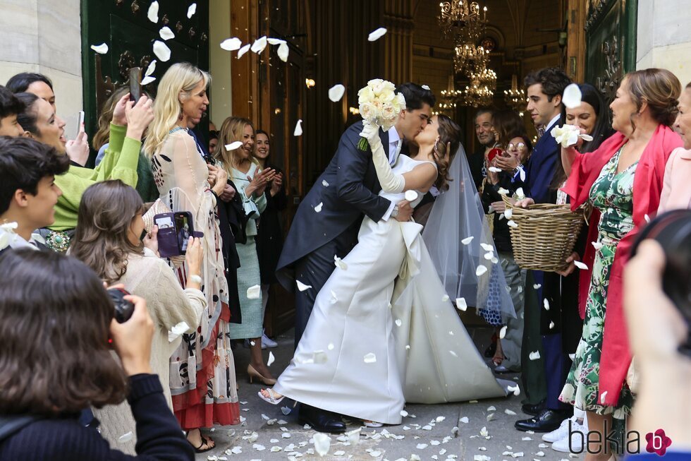 Javier García-Obregón y Eugenia Gil se dan un beso en su boda