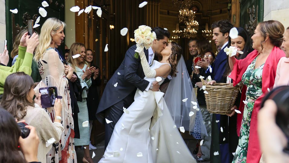 Javier García-Obregón y Eugenia Gil se dan un beso en su boda