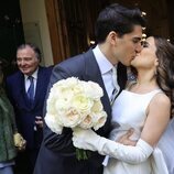 Javier García-Obregón y Eugenia Gil se besan en su boda