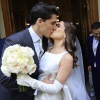 Javier García-Obregón y Eugenia Gil se besan en su boda