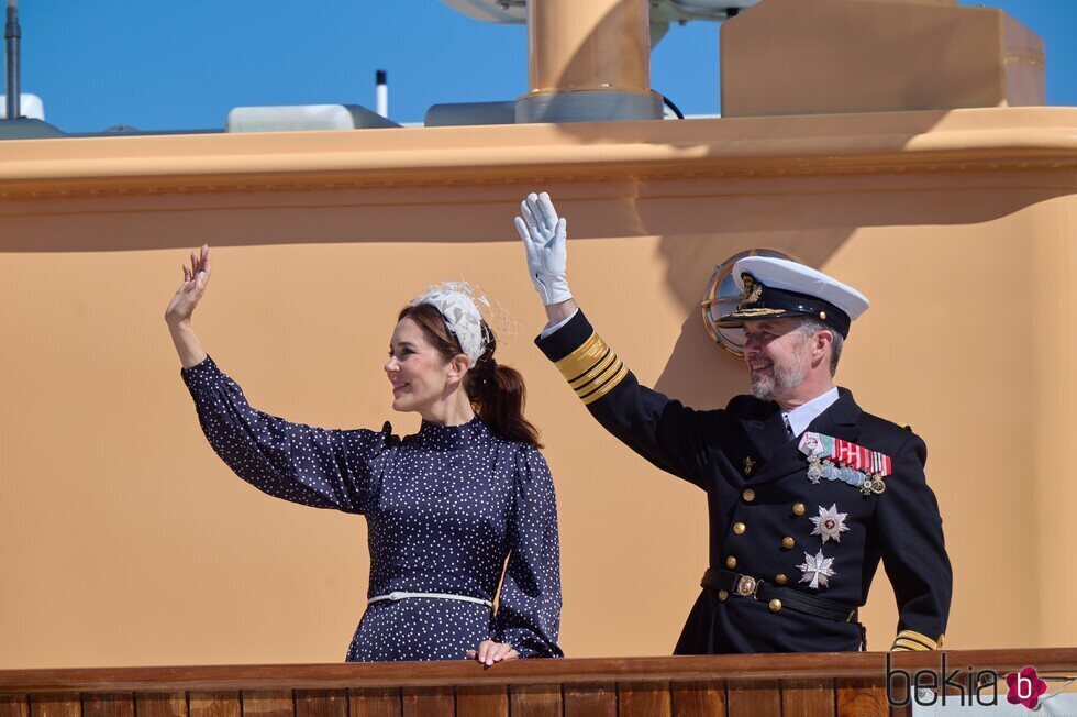 Federico y Mary de Dinamarca saludando desde el Dannebrog en su primer viaje en el yate real como reyes