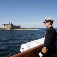 Federico de Dinamarca ante el Castillo de Kronborg en su primer viaje en el Dannebrog como Rey de Dinamarca